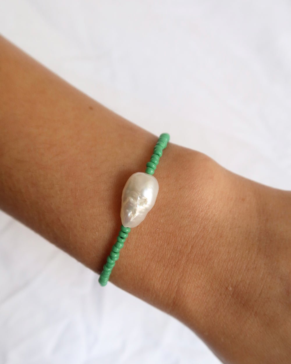 MYA SEED BEAD PEARL BRACELET (GREEN) - Shop Cupcakes and Cashmere